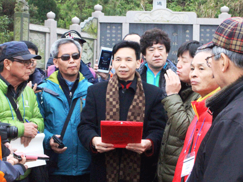 大师在习凿齿古墓讲授风水